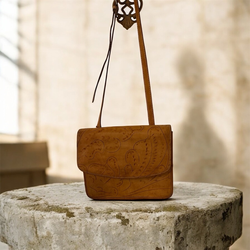 Elegant Tan Leather Shoulder Bag